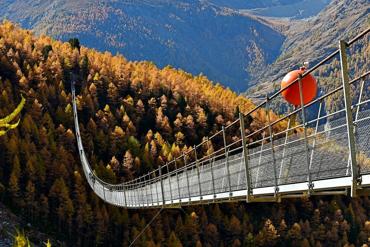 Charles Kuonen-hangbrug tussen de Zwitserse Alpen
