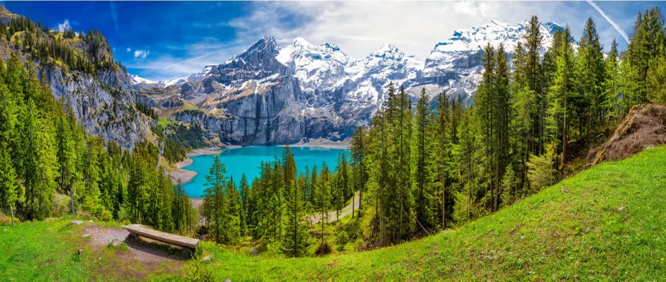 Wandelen door de Alpen met bergzicht