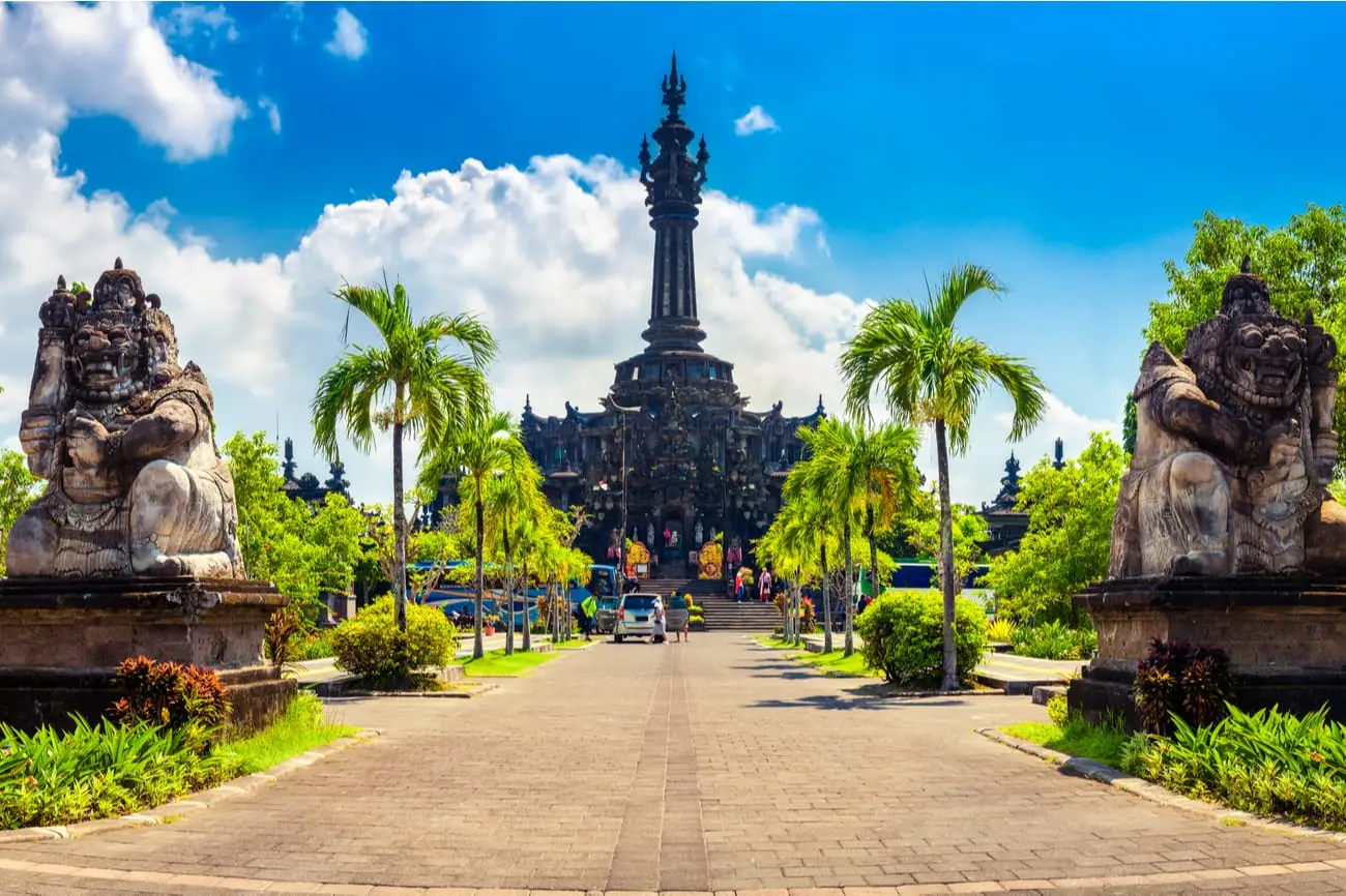 Bali-tempel-met-standbeeld