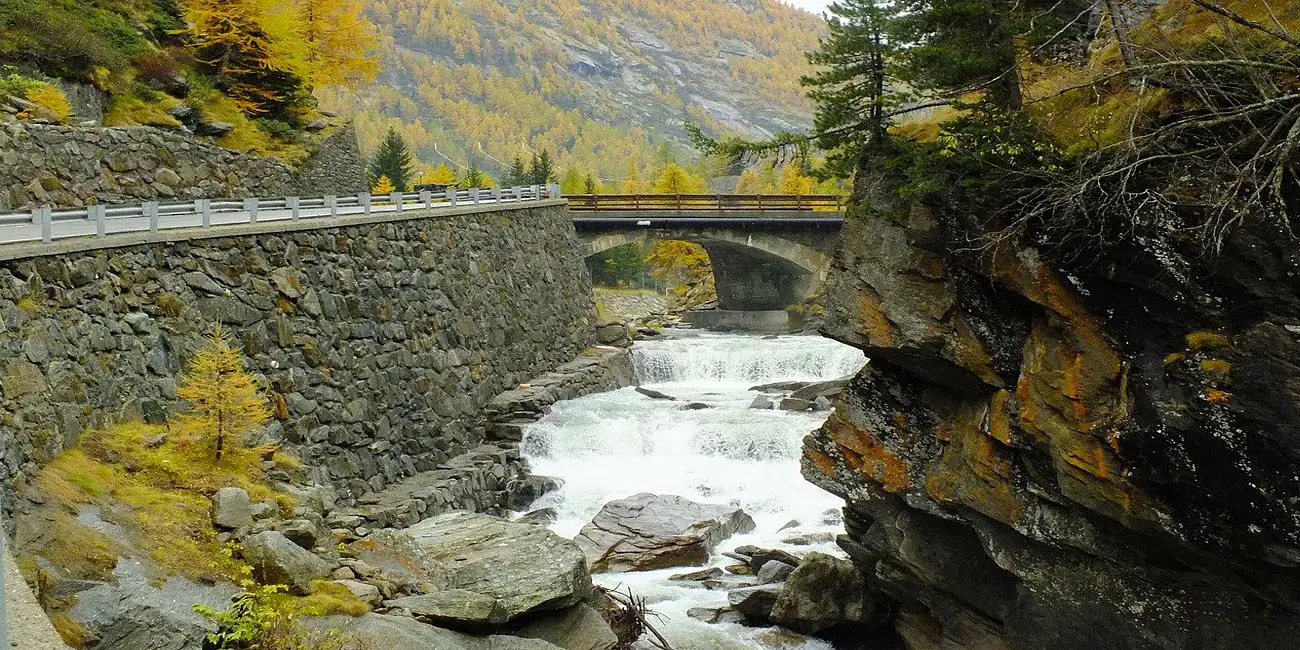 Bergvallei Valle d'Aosta met besneeuwde Alpen