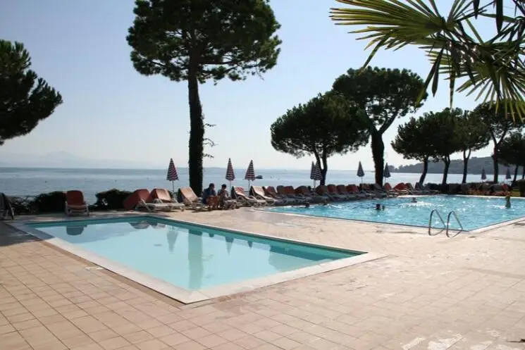 Le-corti-del-lago-gardameer-italie-3
