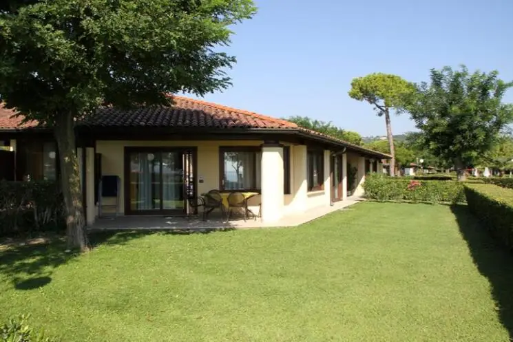 Le-corti-del-lago-gardameer-italie-1