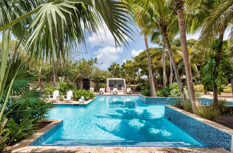 FLORIS-SUITE-HOTEL-SPA-BEACH-CLUB-1