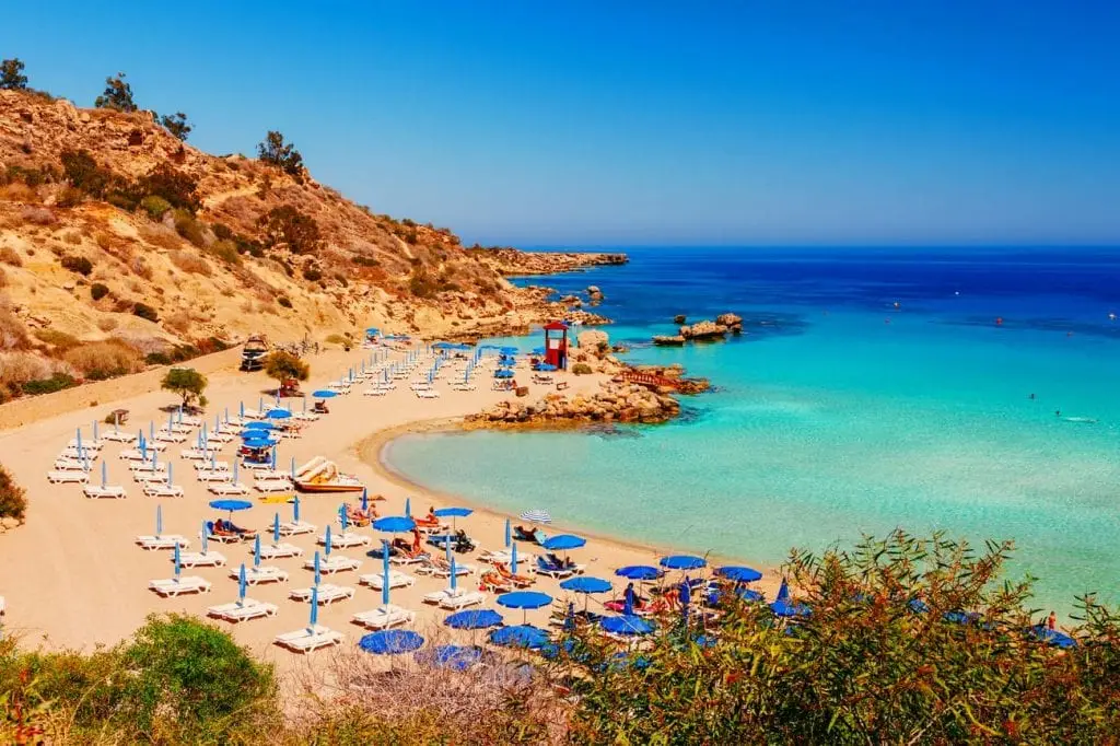 Cyprus strand met helder turquoise water