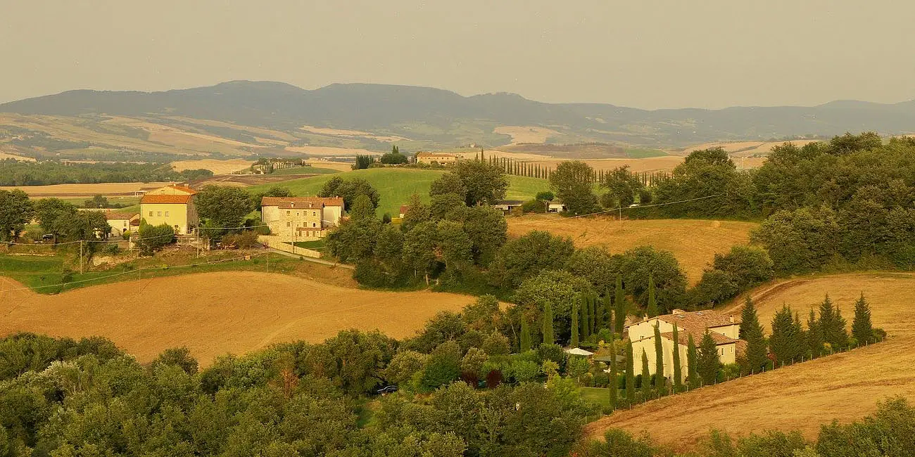 Glooiende heuvels met cipressen in Val d'Orcia Toscane