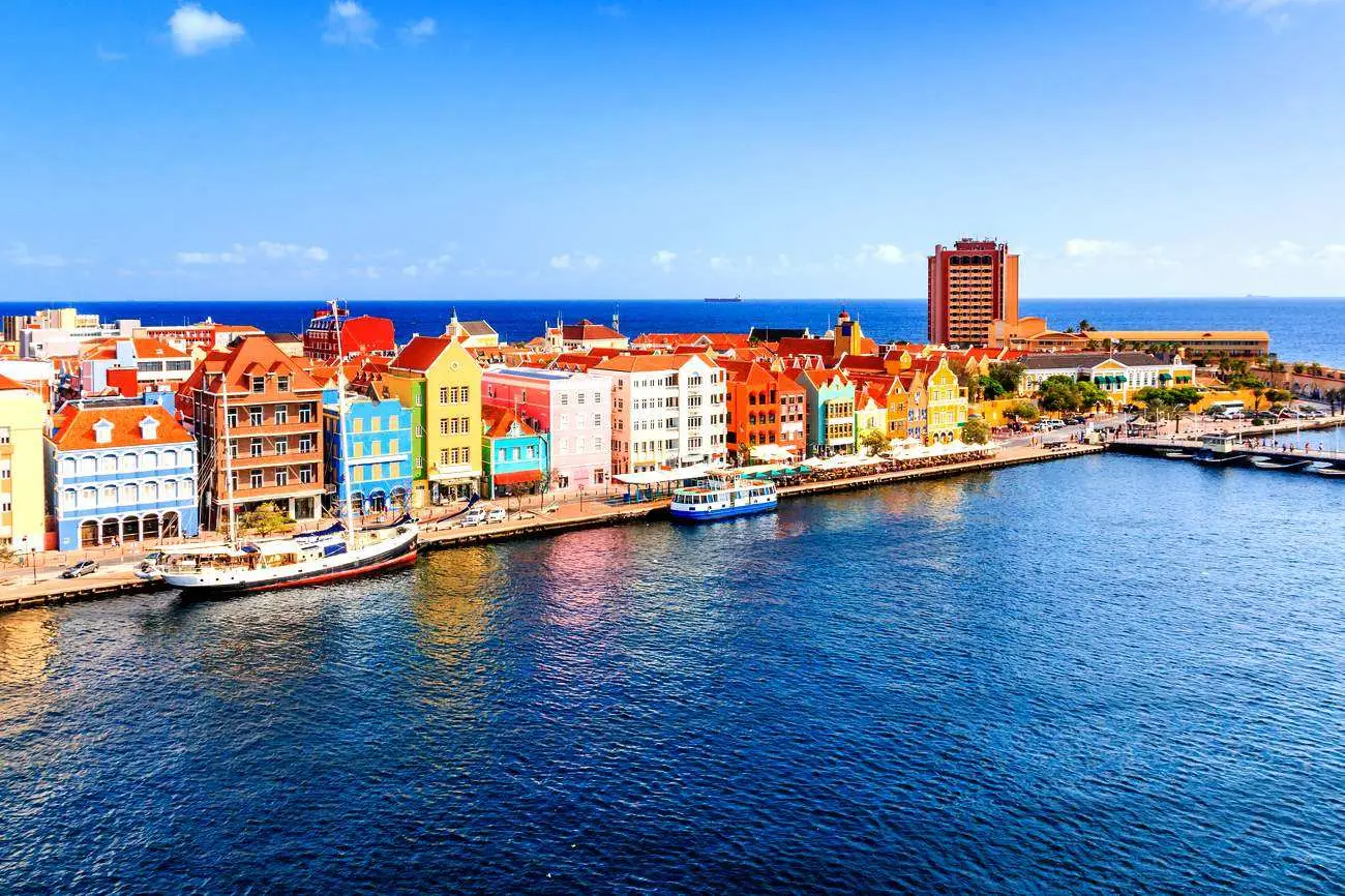 Kleurrijke handelspanden aan de Handelskade in Willemstad, Curaçao