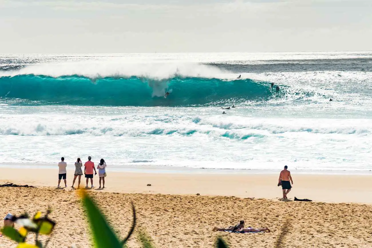 Surfer op grote golf in Hawaii