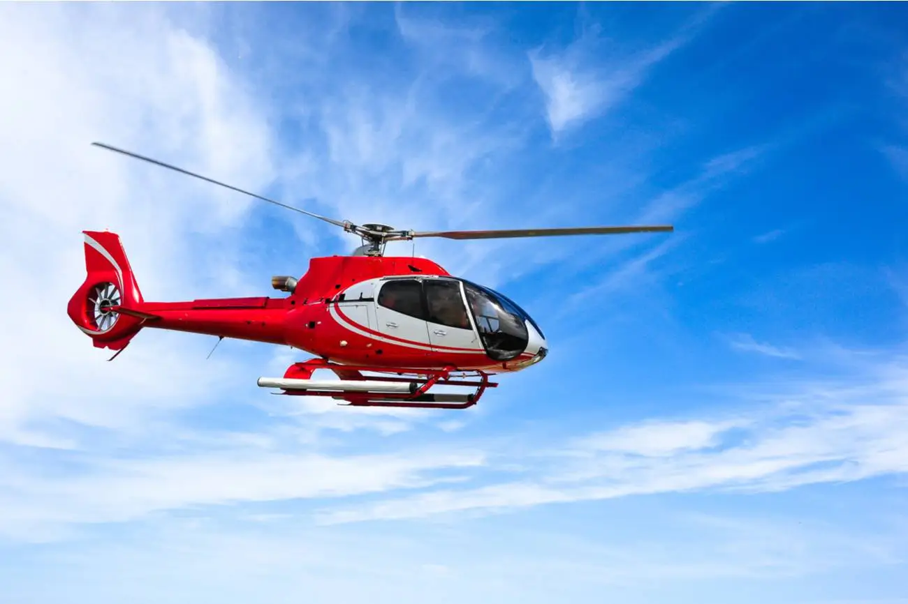 Helikopter boven wijngaarden