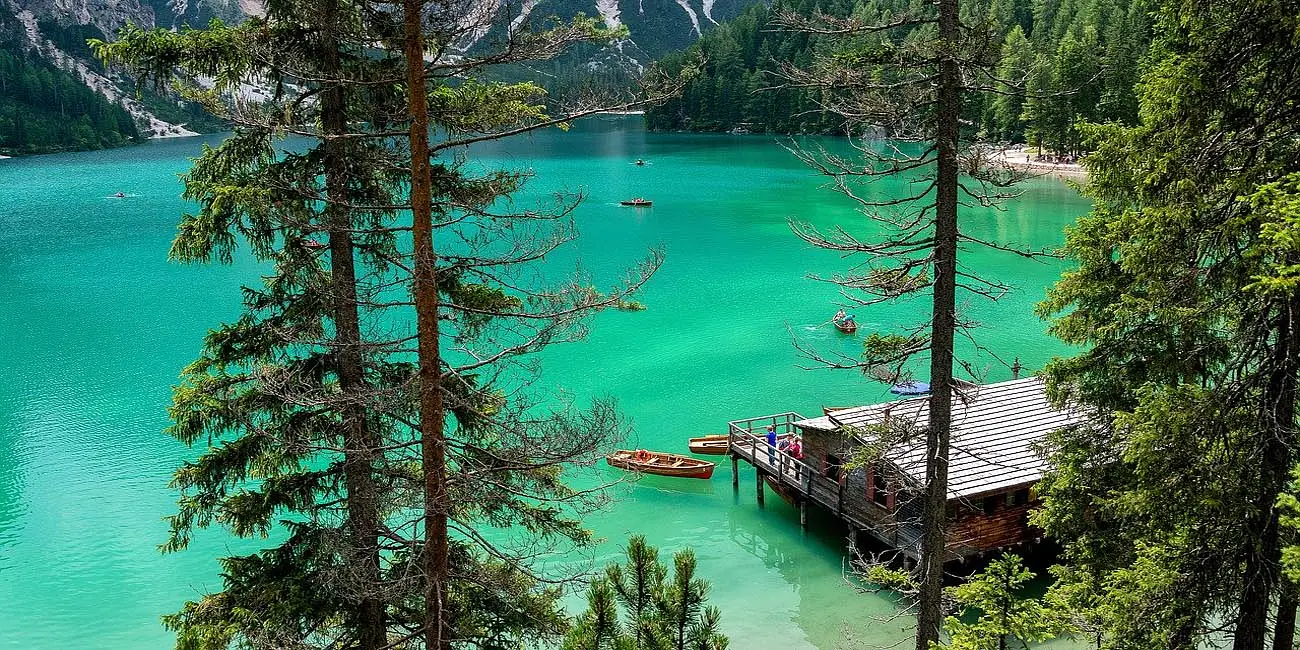 Helderblauwe Lago di Braies met bergen op de achtergrond