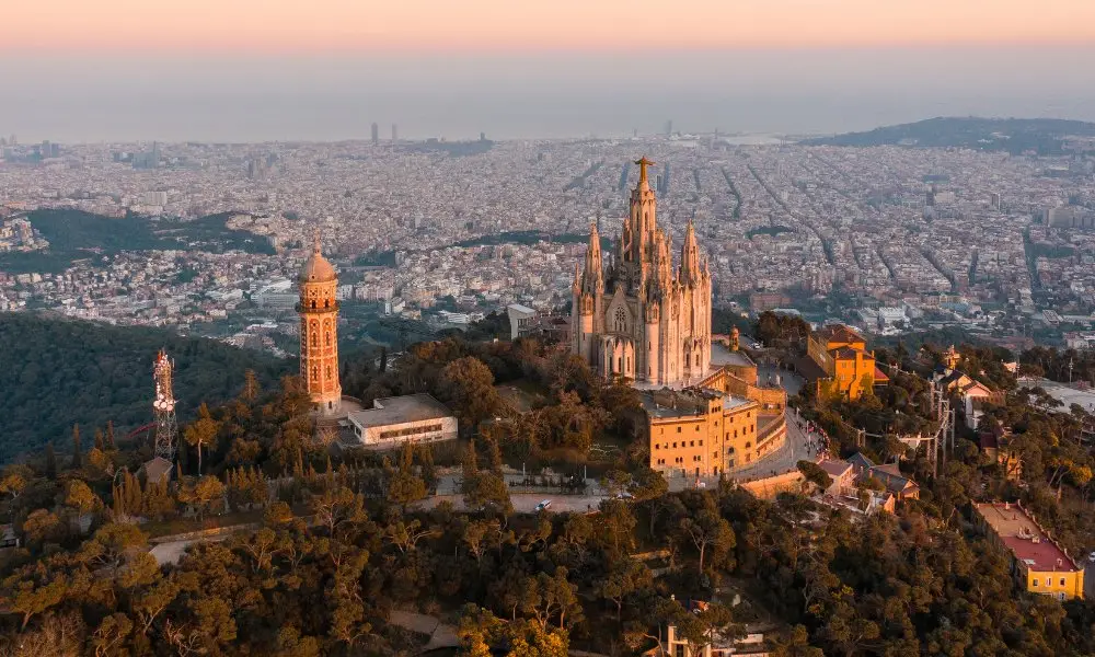 Panoramisch uitzicht vanaf Tibidabo over Barcelona