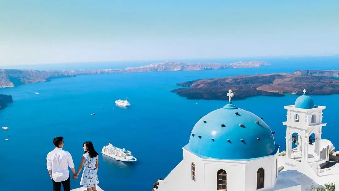 De-leukste-bestemmingen-voor-een-huwelijksreis-Santorini