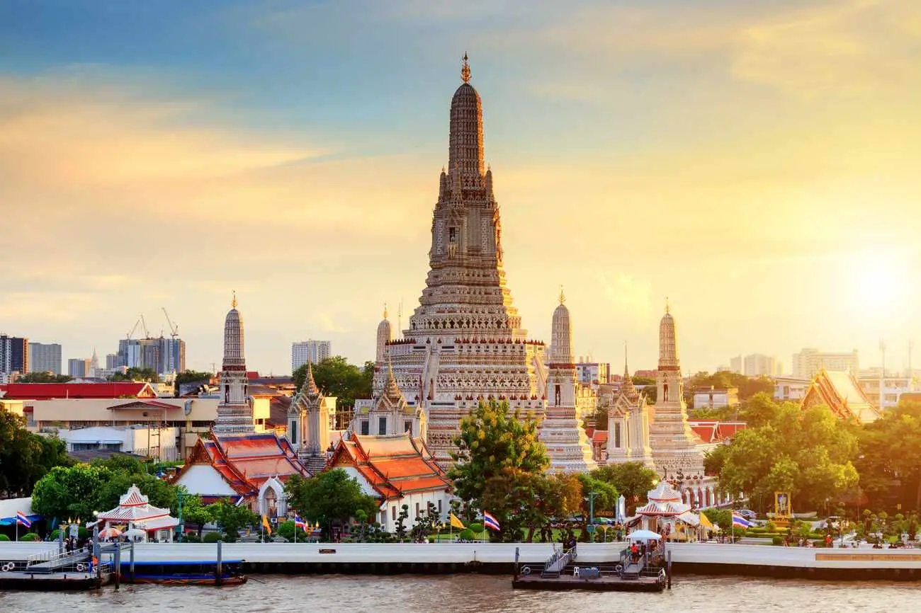 Skyline van Bangkok met tempels en moderne gebouwen