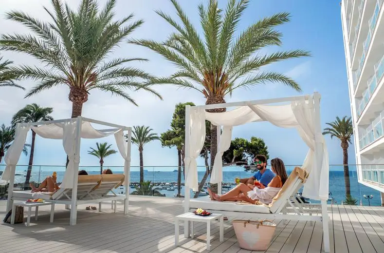 The-Ibiza-TwIIns4