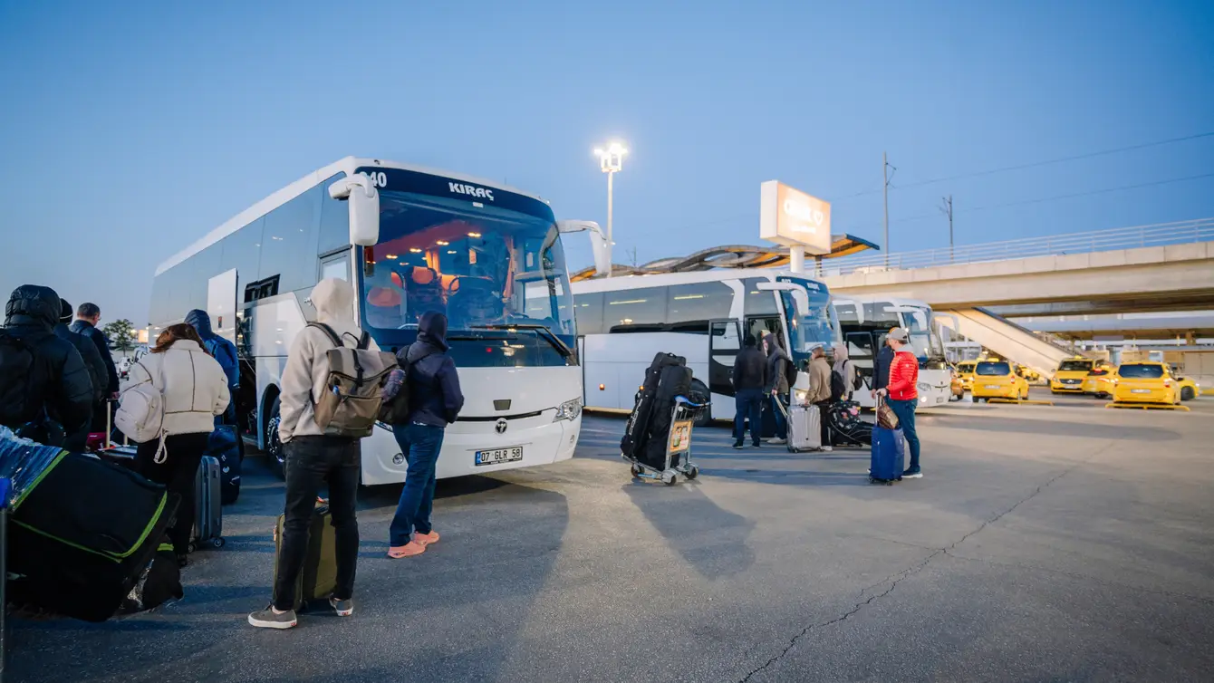 Transferbussen op het vliegveld van Antalya