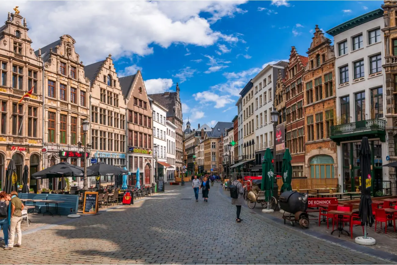 Antwerpen-straat-met-winkels