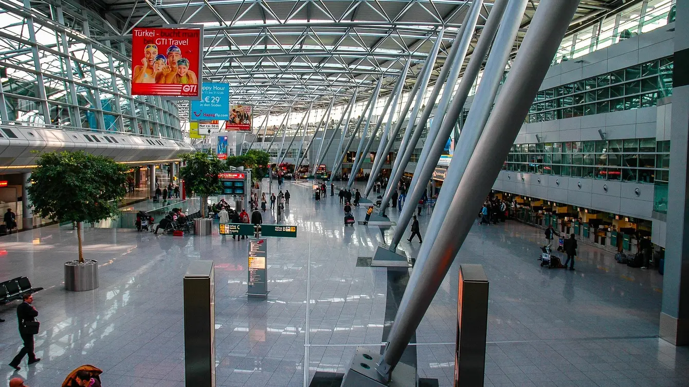 De vertrekhal van Dusseldorf Airport
