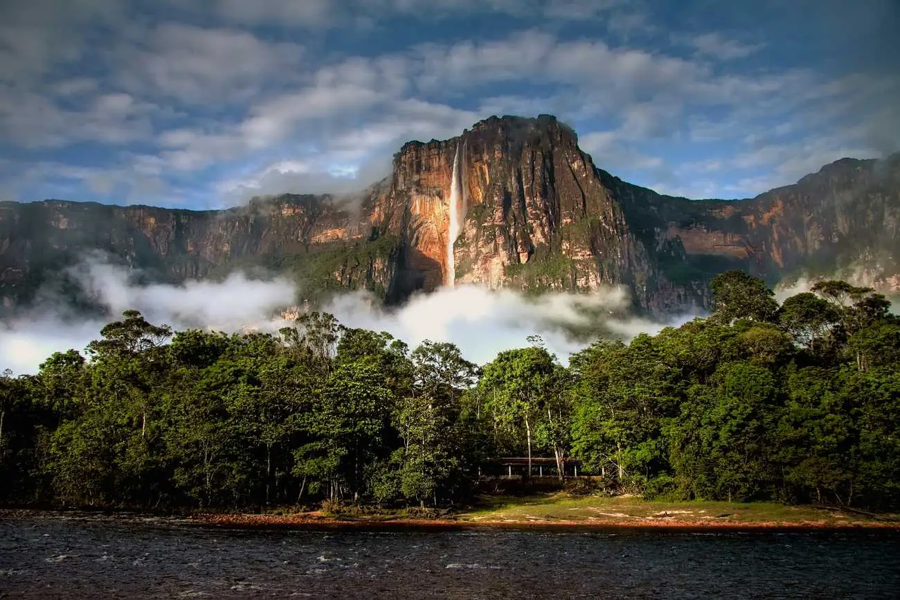 ANGEL FALLS VENEZUELA shutterstock waterval