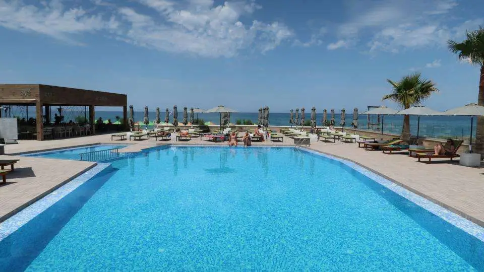 Enorme-Eanthia-Beach-1-2