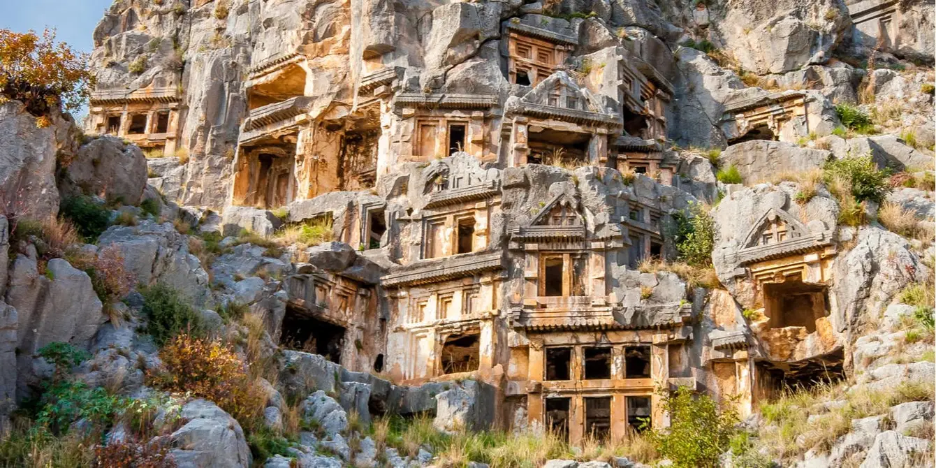 Necropolis van Myra met grafstombes in rots
