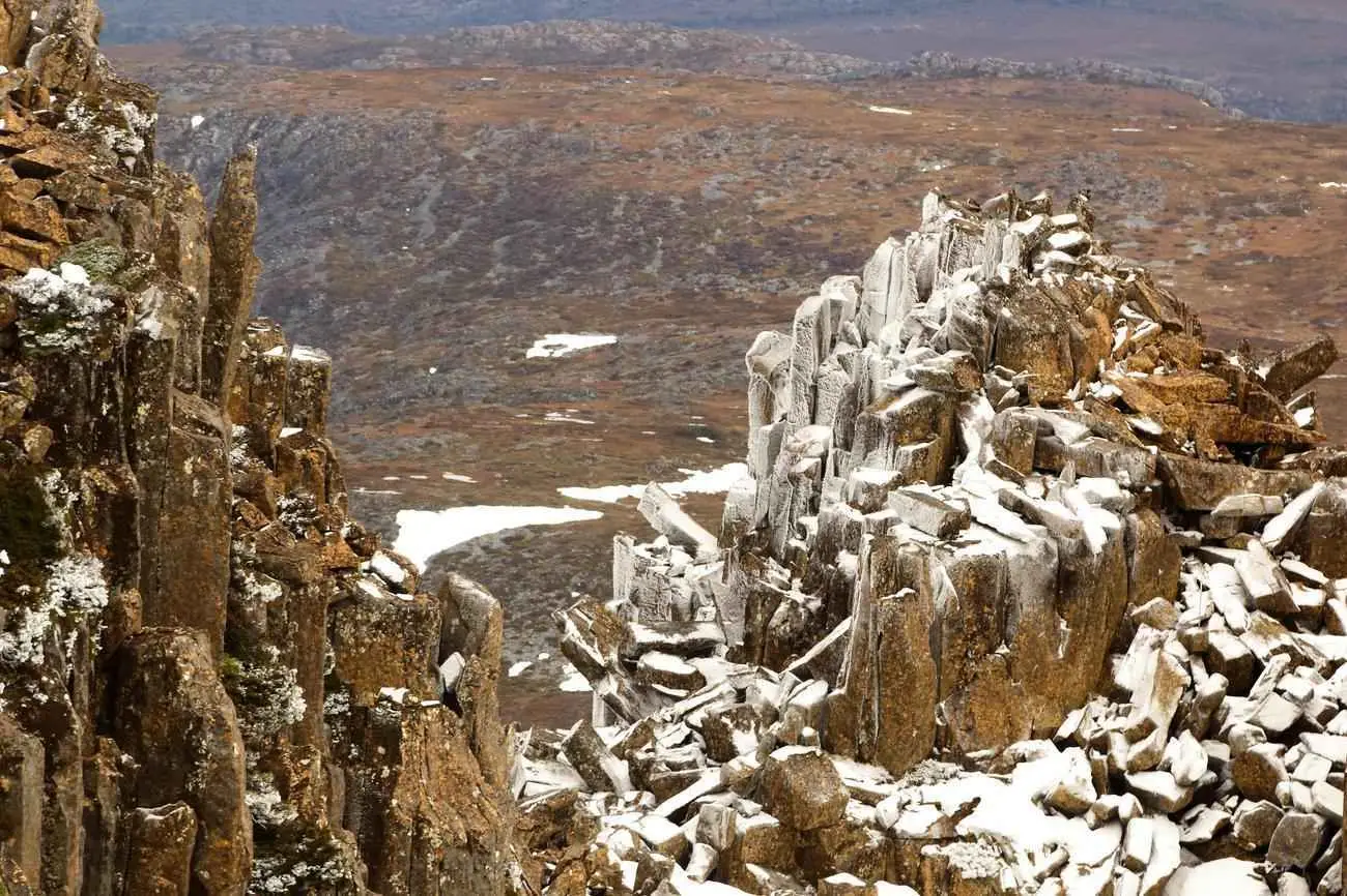 Overland Track door Tasmanië met bergtoppen