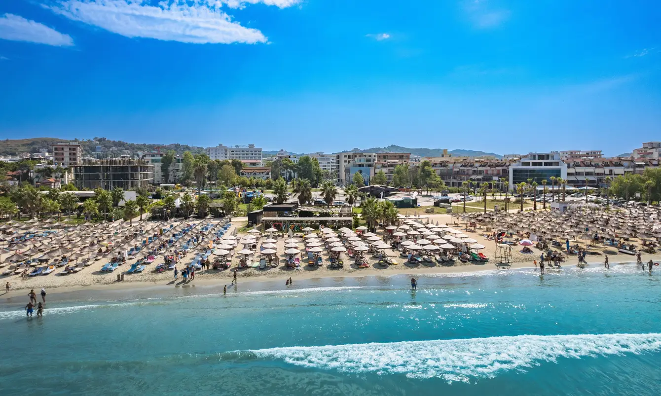 Albanees strand met parasols en turquoise zee