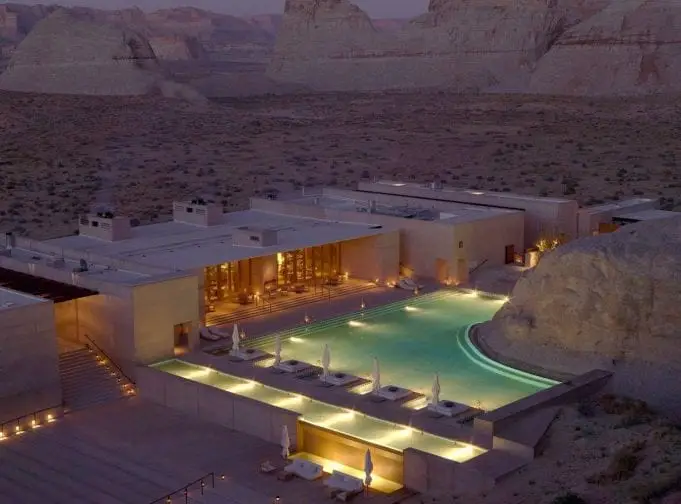 Infinity pool Amangiri omringd door rode rotsen