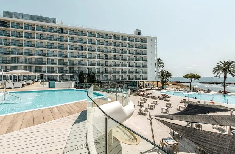 The-Ibiza-TwIIns3