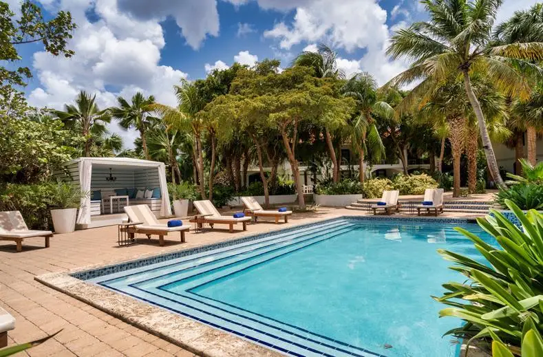 FLORIS-SUITE-HOTEL-SPA-BEACH-CLUB-3